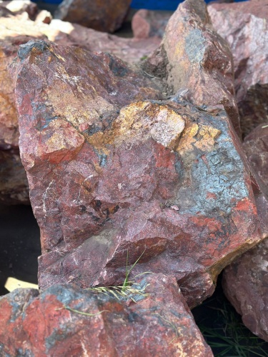 Камни для ландшафтного дизайна красно-фиолетовые 10-60 килограмм купить в Урае