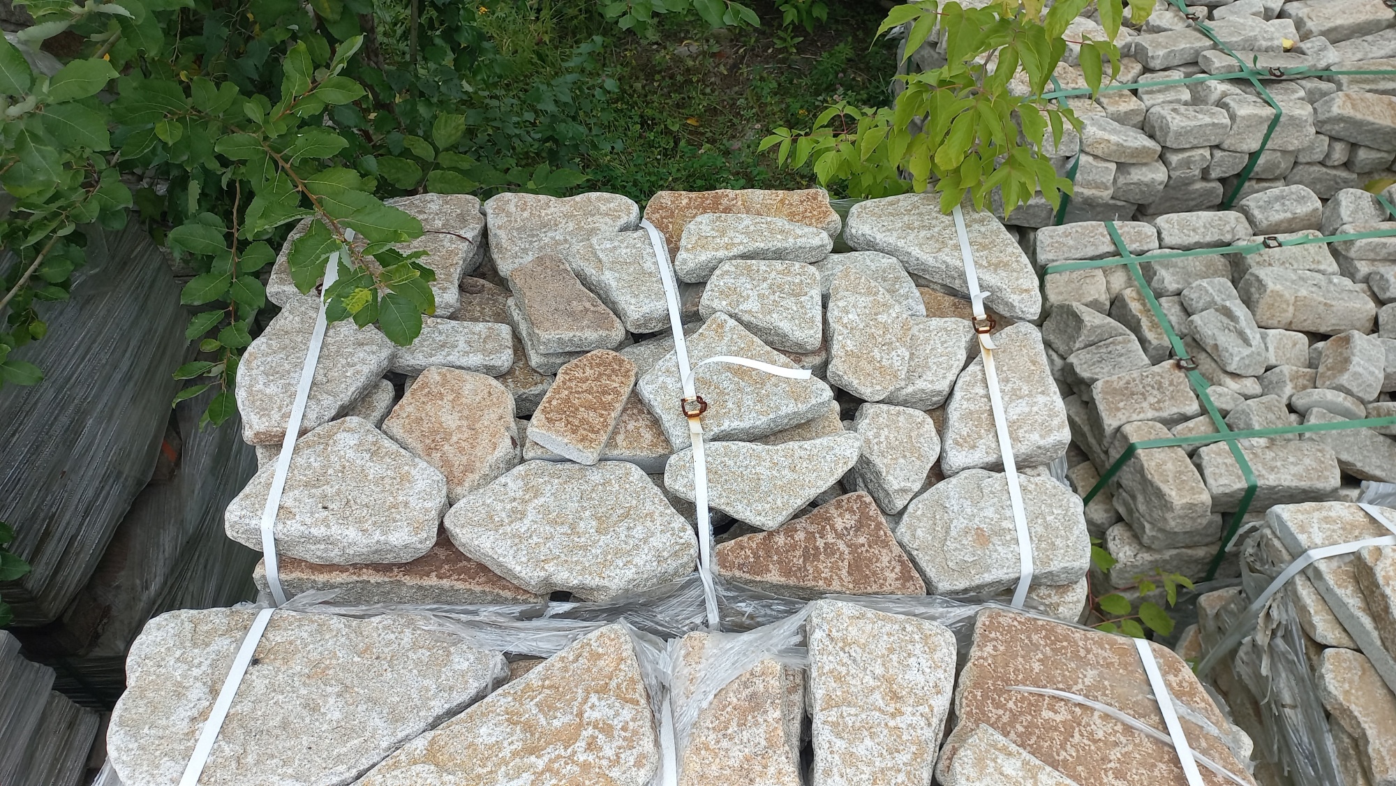 Плитняк галтованный гранитный для ландшафтного дизайна купить в Урае