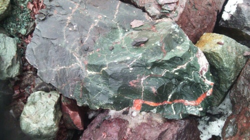 Гигантские зелёные валуны для ландшафтного дизайна весом более 5 тонн купить в Урае