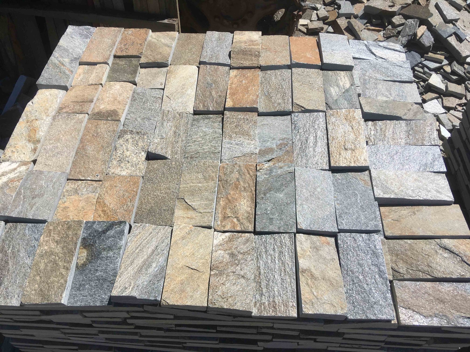 Плитка пилёная златолит Уральский для цоколя, отмостки купить в Урае