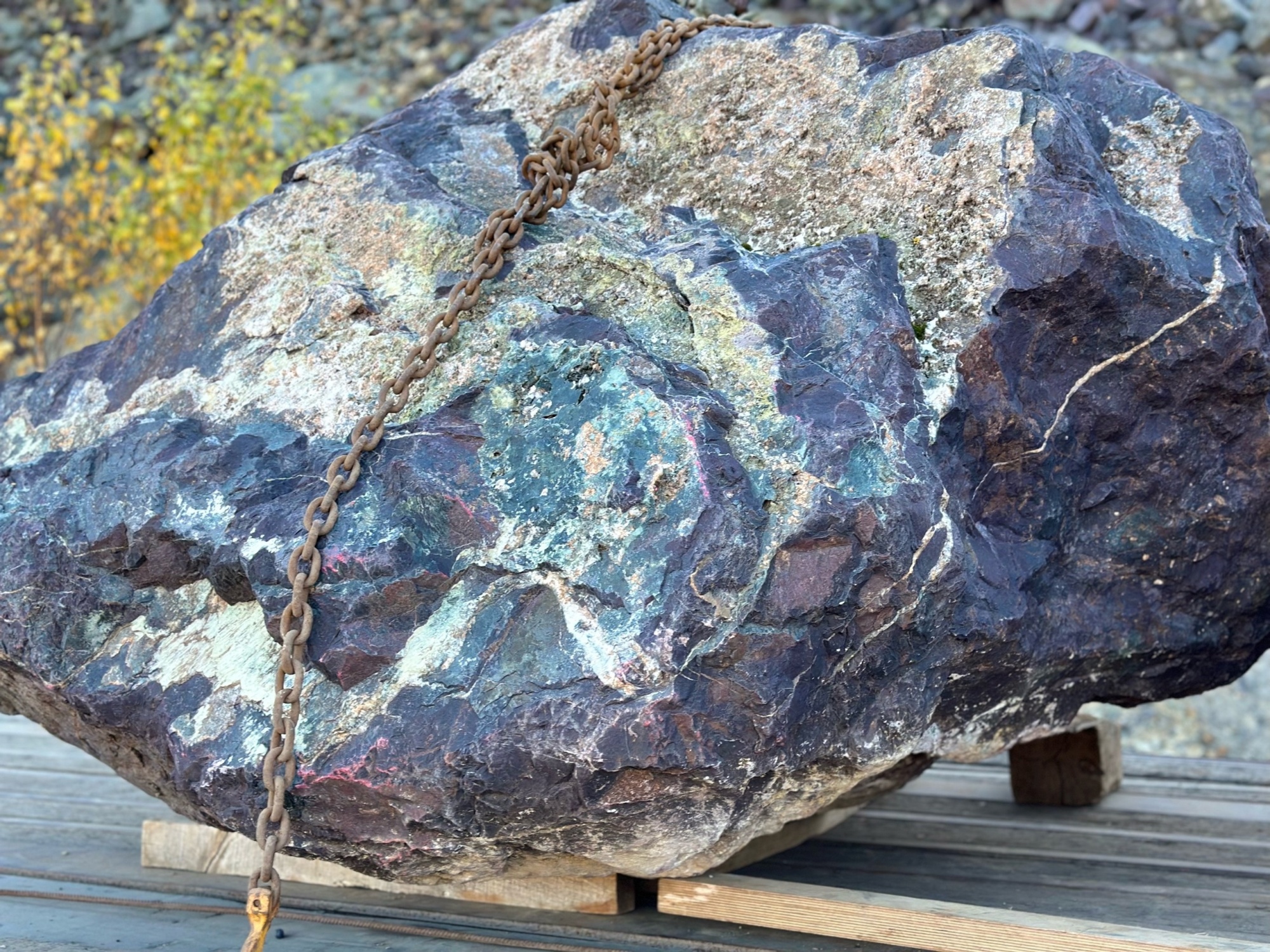 Огромные красно-фиолетовые валуны для ландшафтного дизайна весом более 5 тонн купить в Урае