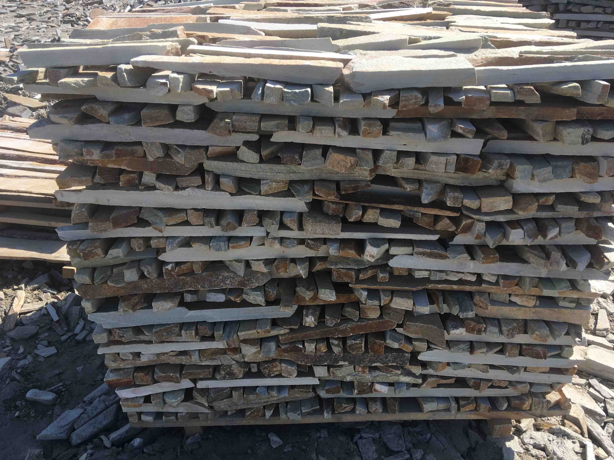 Горбушка златолит золотистый для облицовки купить в Урае