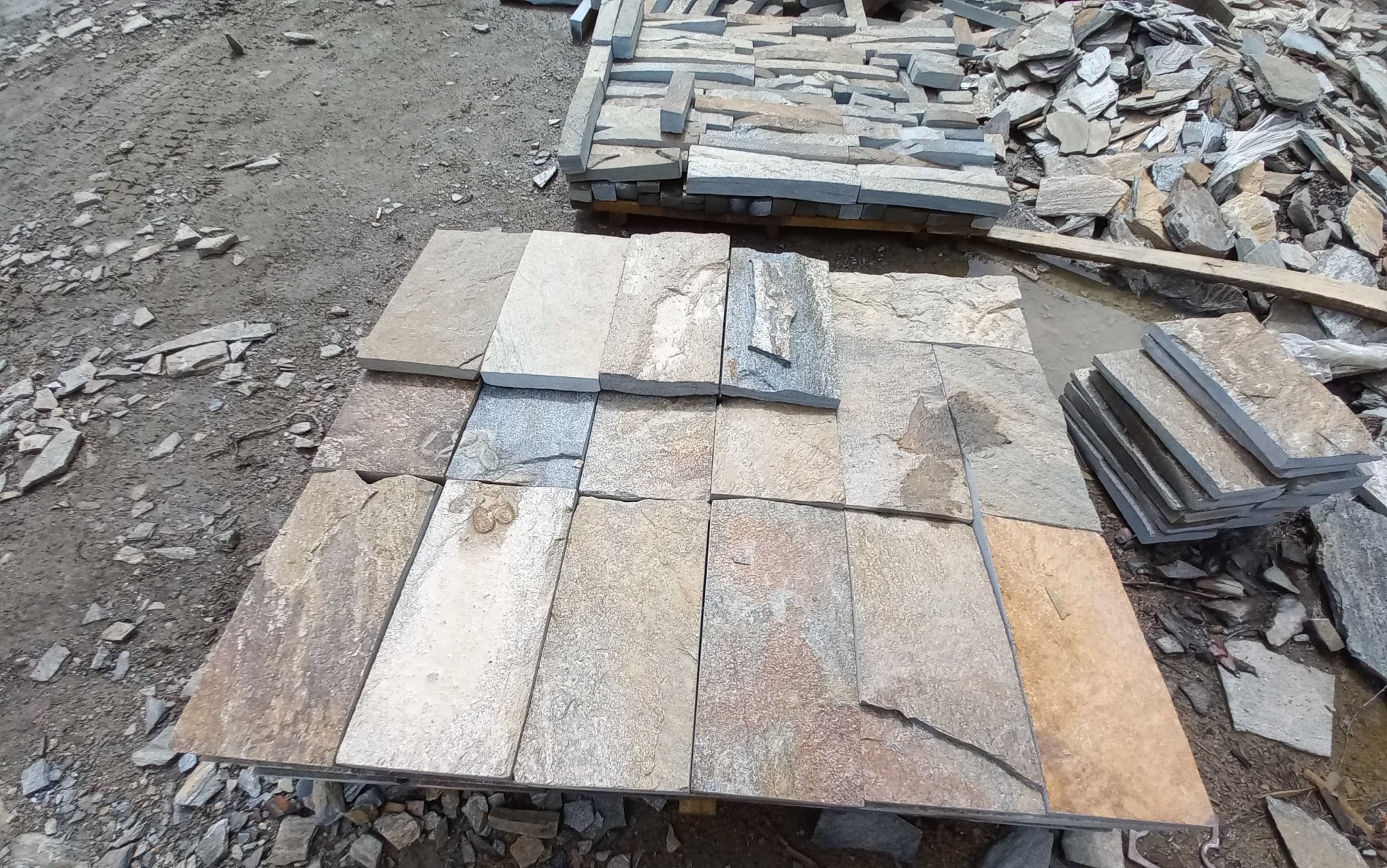 Плитка пилёная златолит Уральский для цоколя, отмостки купить в Урае