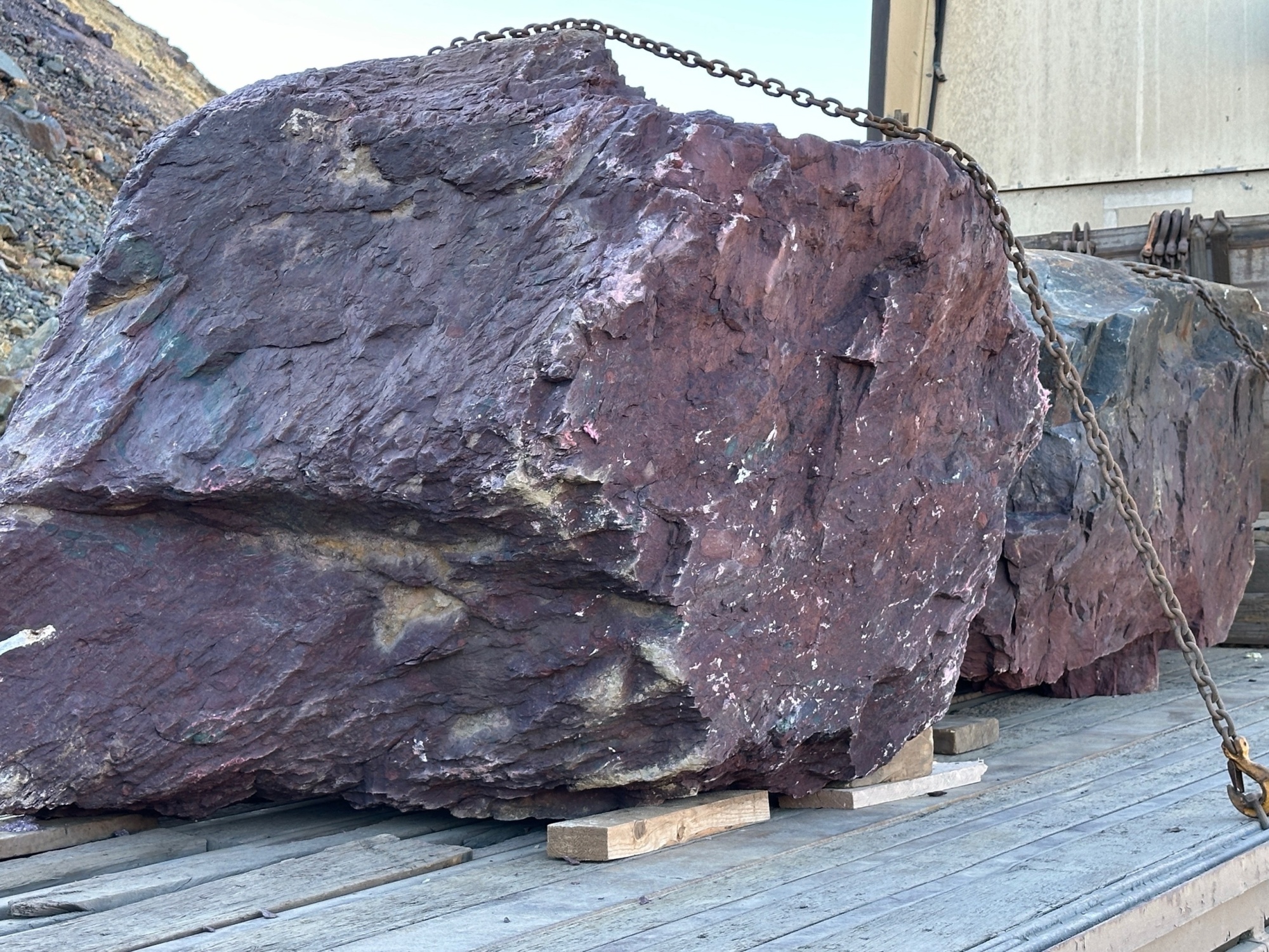 Огромные красно-фиолетовые валуны для ландшафтного дизайна весом более 5 тонн купить в Урае