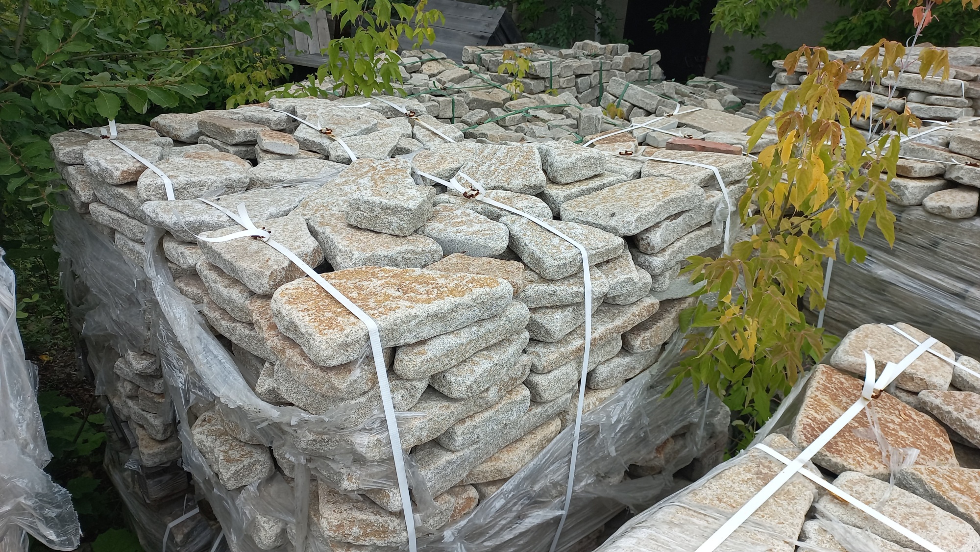 Плитняк галтованный гранитный для ландшафтного дизайна купить в Урае