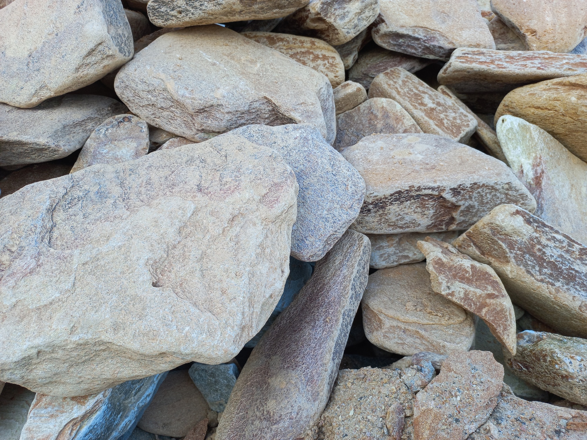 Златолит жёлтый, жёлто-зелёный глыбки и валуны для ланшафтного дизайна купить в Урае