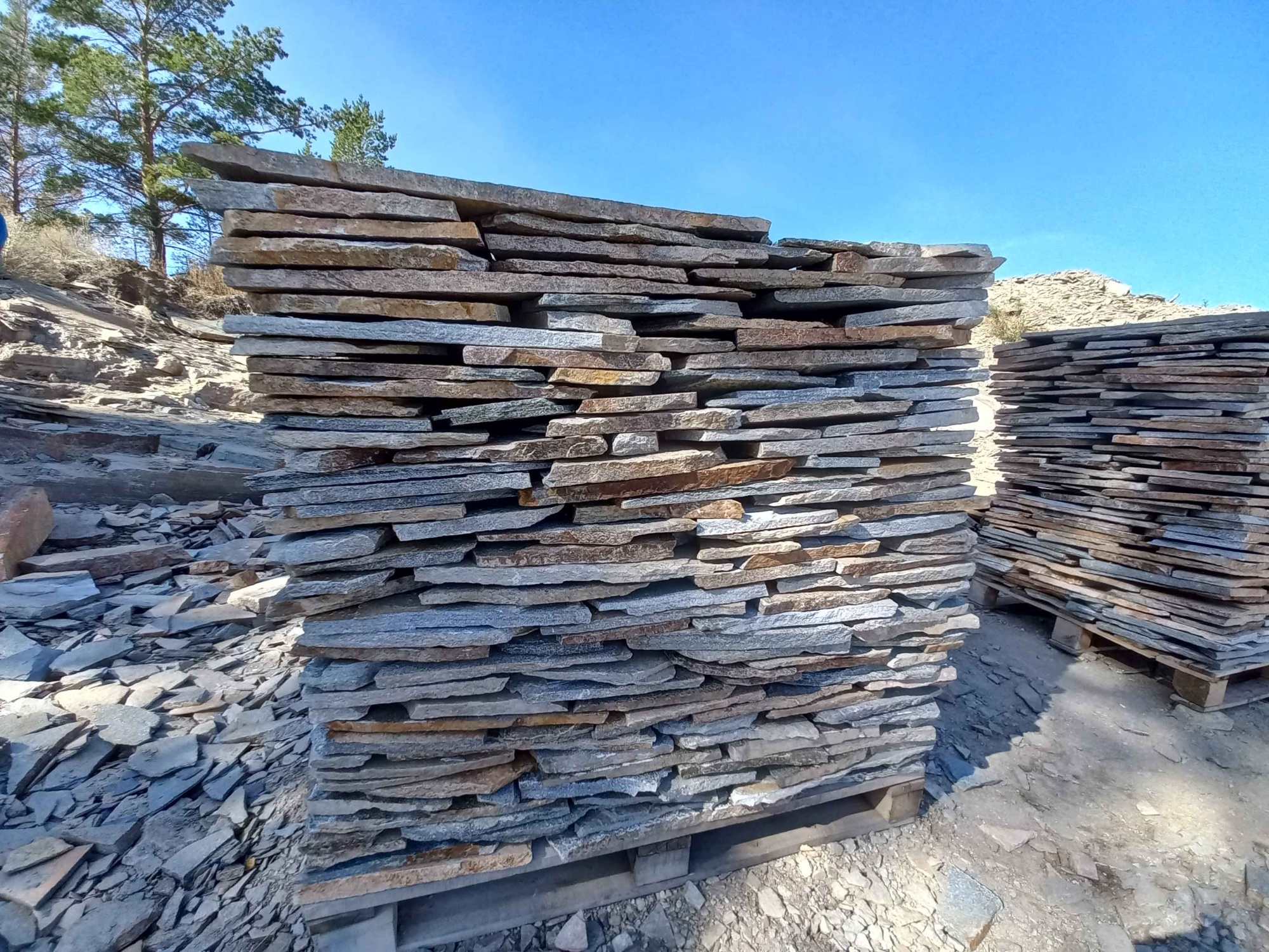 Плитняк златолит серебристый для фасада купить в Урае