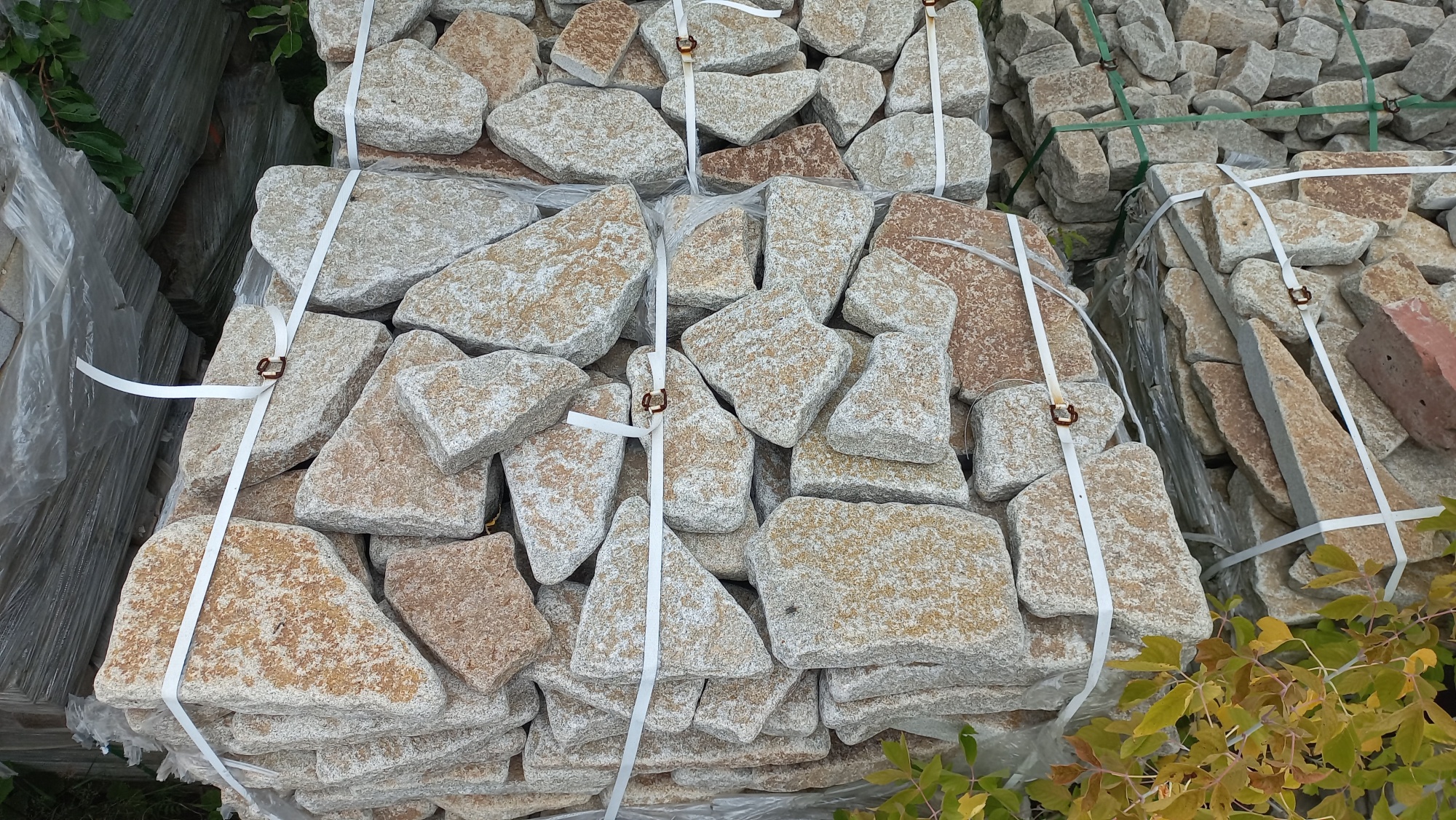 Плитняк галтованный гранитный для ландшафтного дизайна купить в Урае