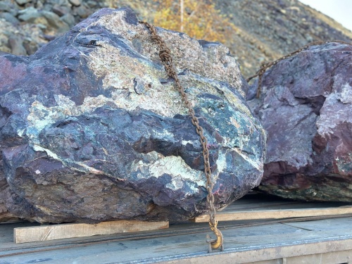 Огромные красно-фиолетовые валуны для ландшафтного дизайна весом более 5 тонн купить в Урае