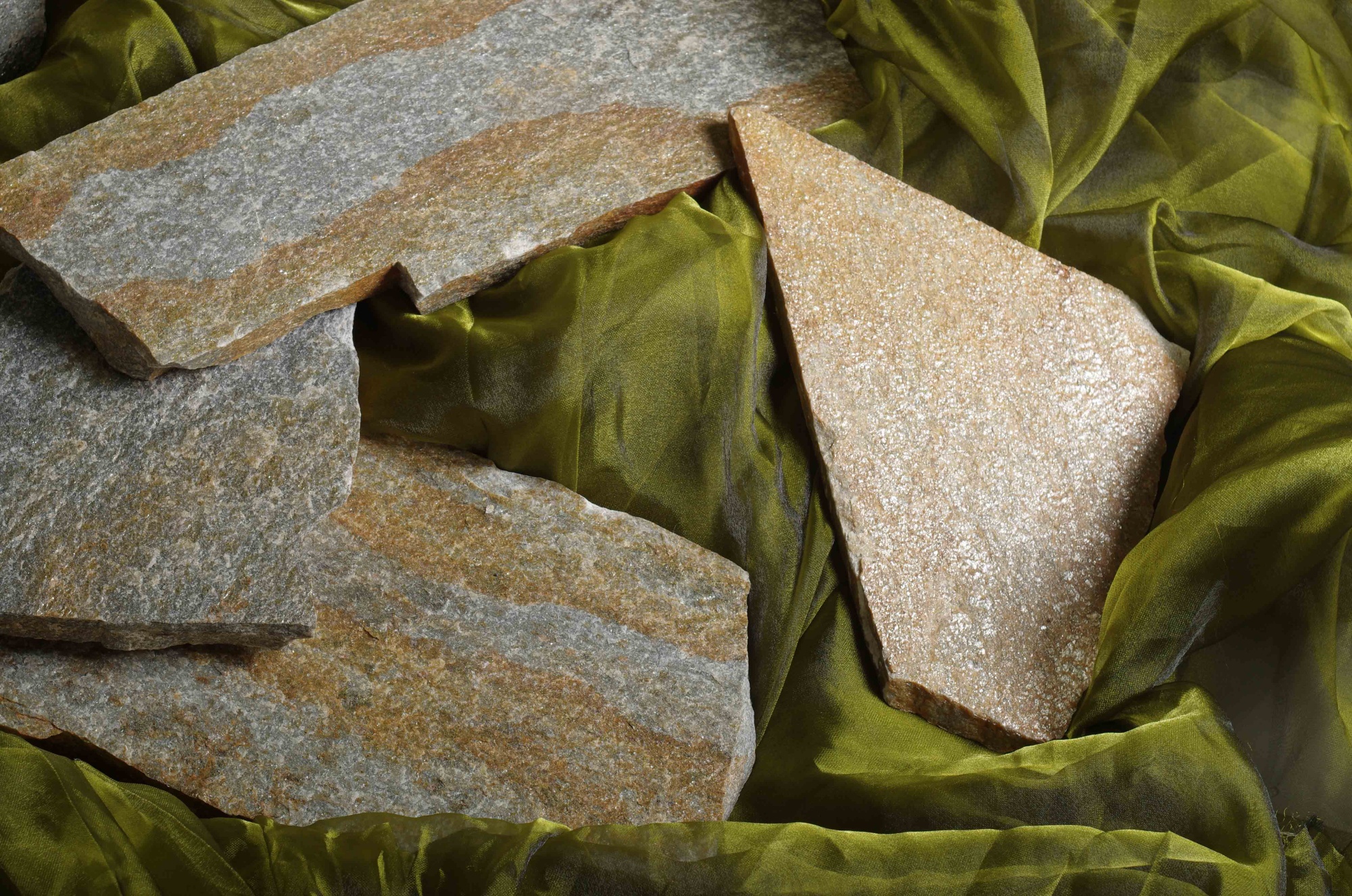 Плитняк златолит Уральский для цоколя, отмостки купить в Урае