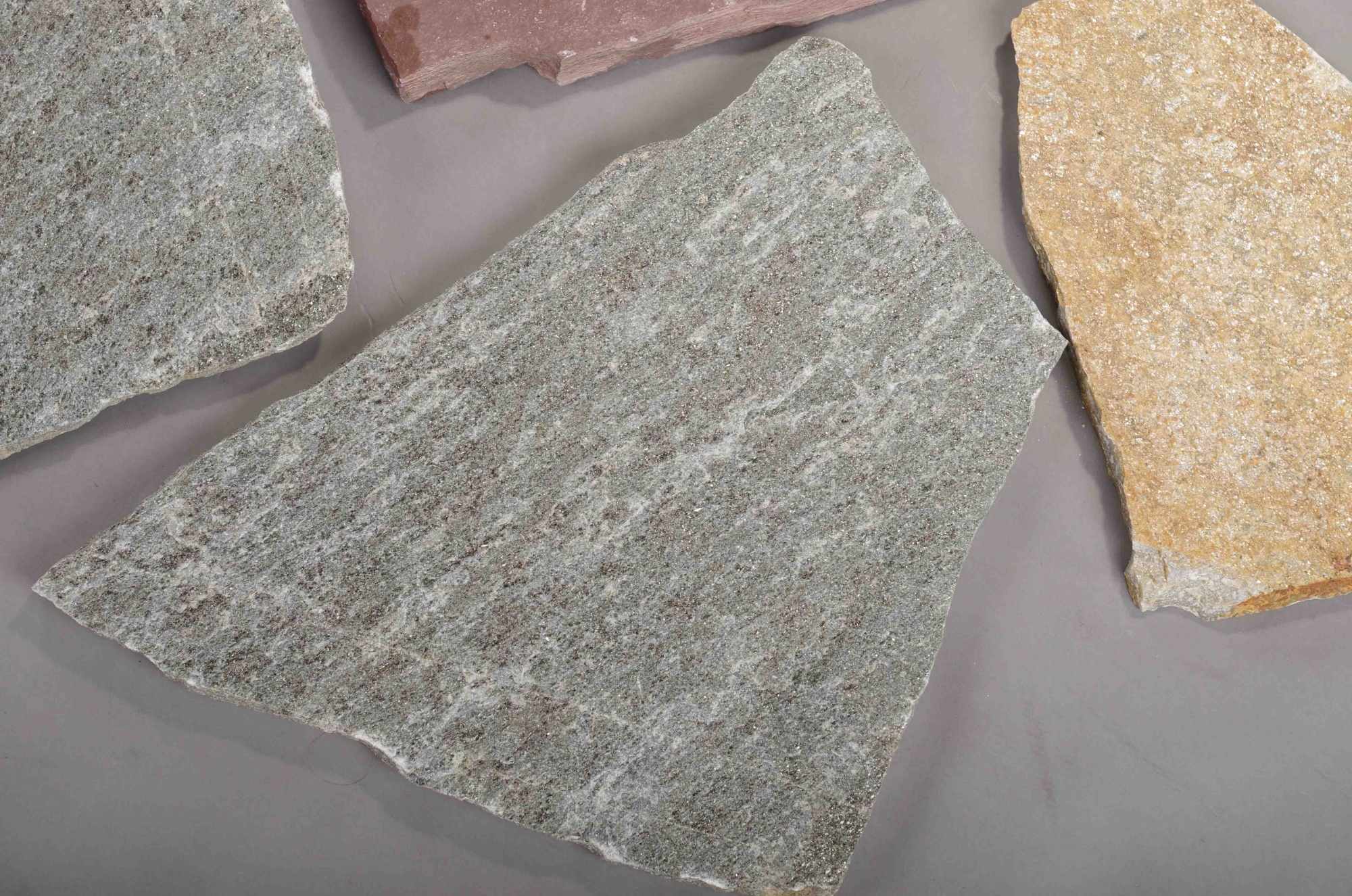 Плитняк златолит Уральский для цоколя, отмостки купить в Урае