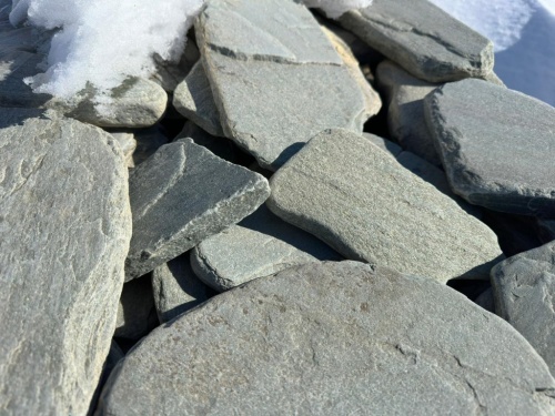 Плитняк златолит зелёный галтованный для цоколя купить в Урае